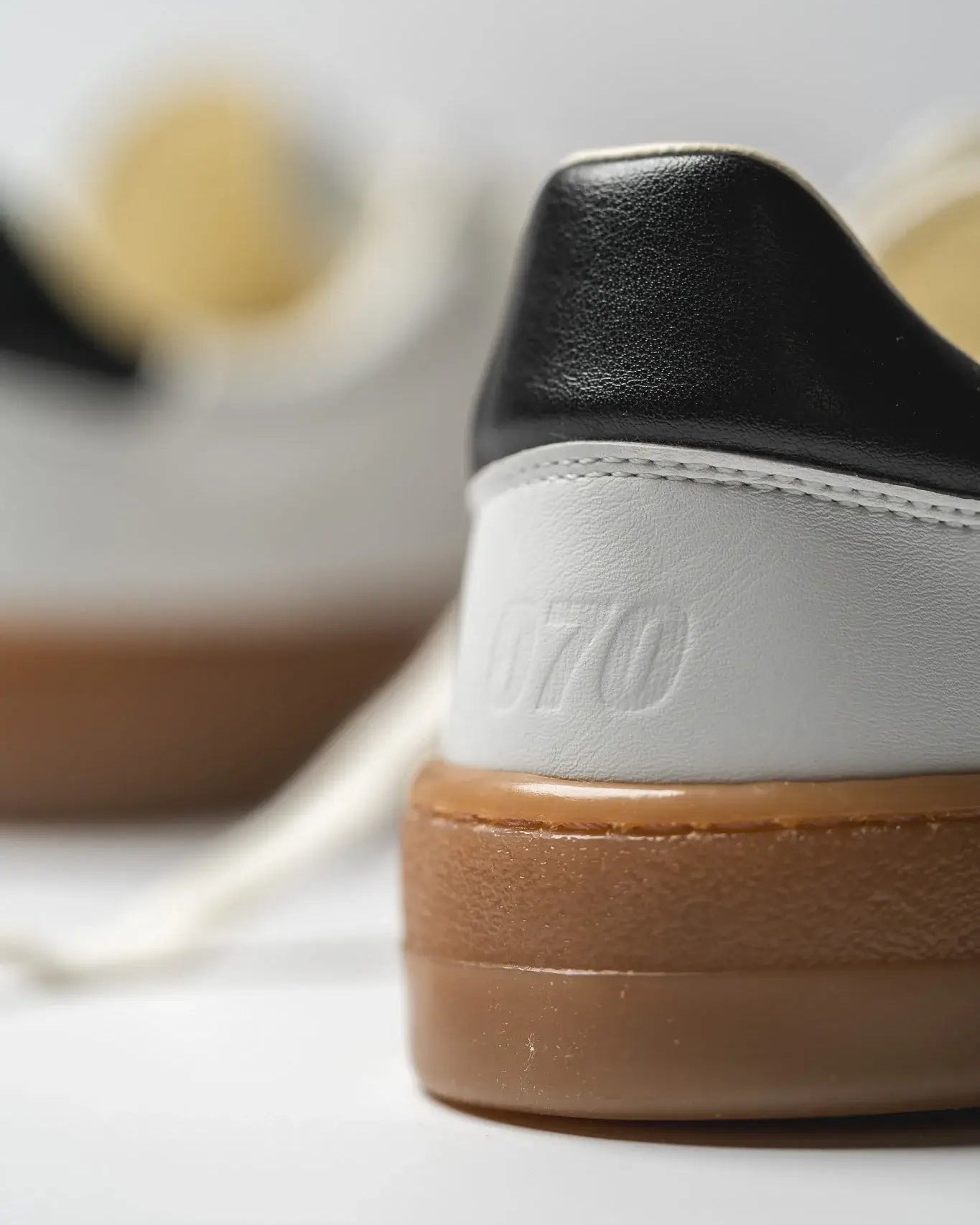 070 Classic White (37 do 45)