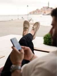 Be Lenka Portsiders barefoot mokasina - lifestyle slika coveka u patikama iz gornjeg ugla
