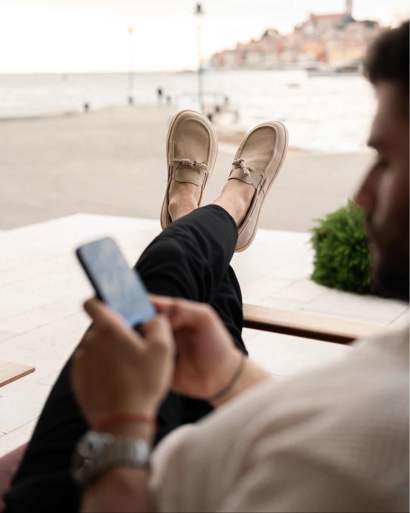 Be Lenka Portsiders barefoot mokasina - lifestyle slika coveka u patikama iz gornjeg ugla