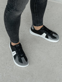 Barebarics Icara barefoot patike – lifestyle snimak u hodu, pogled odozgo