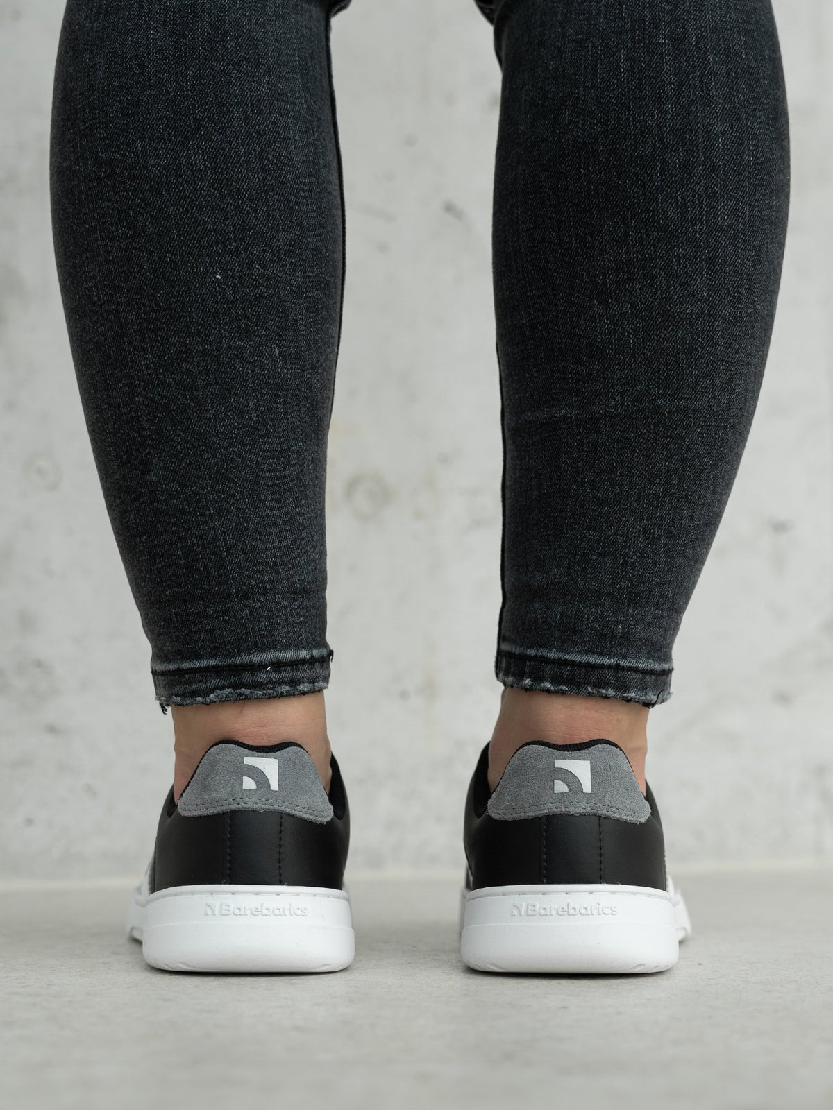 Barebarics Icara barefoot patike – pogled sa ledja, patike na nogama
