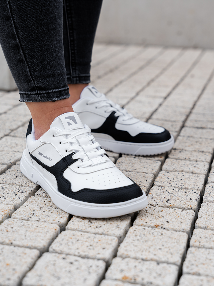 zing white and black leather na osobi pogled sa strane