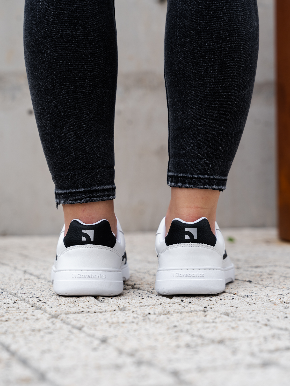 zing white and black leather pogled od pozadi na osobi