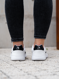 zing white and black leather pogled od pozadi na osobi