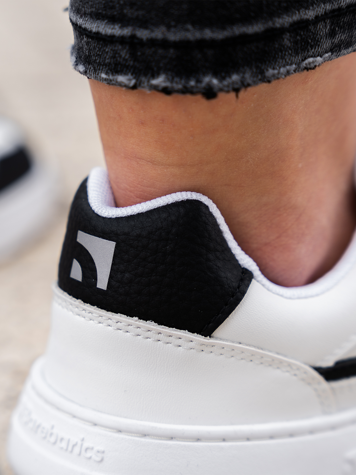 zing white and black leather detalj peta i logo