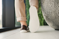 Be Lenka Elite barefoot patike – pogled na djon braon patike u pokretu
