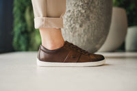Be Lenka Elite barefoot patike – braon model u svakodnevnom okruzenju, uz bez pantalone