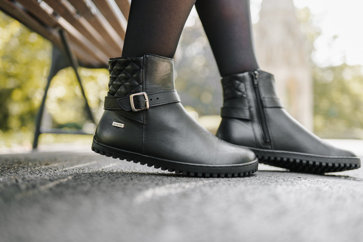 Lifestyle fotografija barefoot cizama Diva crne osoba sedi na klupi