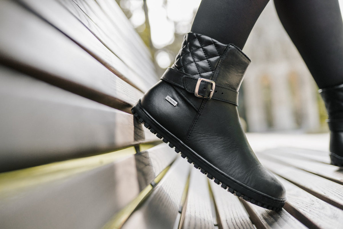 Detalj barefoot cizama Diva crne fokus na kaiš i kopču