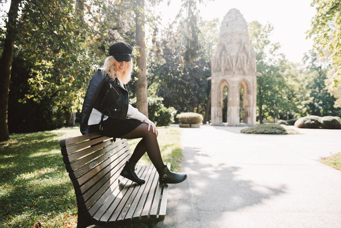 Lifestyle fotografija barefoot cizama Diva crne osoba sedi na klupi u parku
