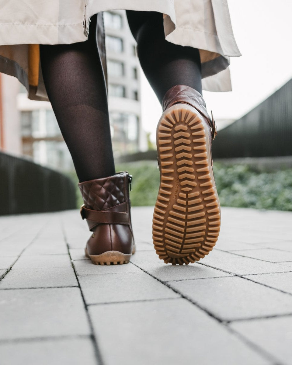 Lifestyle fotografija barefoot cizama Diva braon hodanje po pločniku