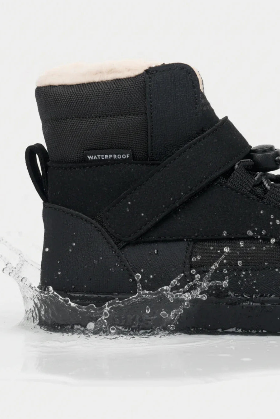 Muris Baltic Crne barefoot cizme pogled sa strane na par u snegu