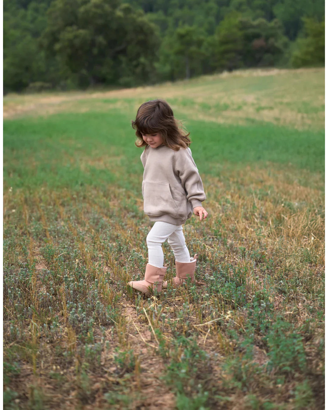 Lifestyle fotografija barefoot cizama Siberia roze dete hoda po livadi
