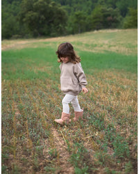 Lifestyle fotografija barefoot cizama Siberia roze dete hoda po livadi