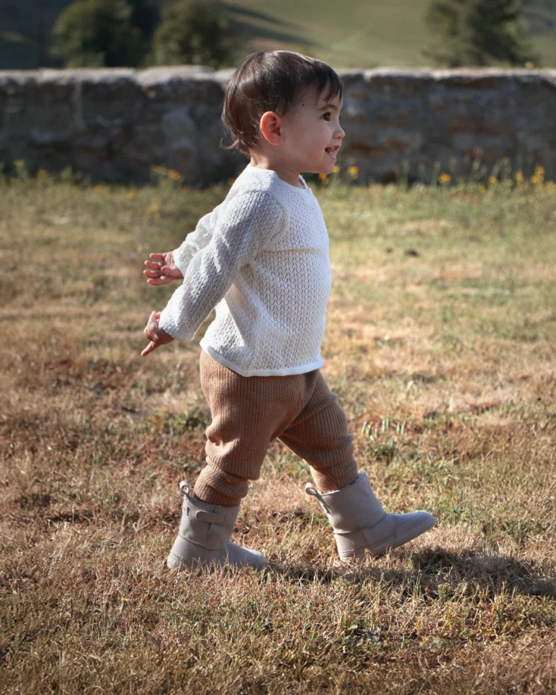 Lifestyle fotografija barefoot cizama Siberia Elephant dete hoda po travi