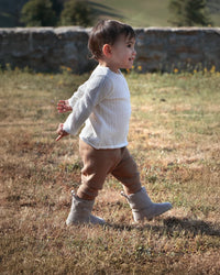 Lifestyle fotografija barefoot cizama Siberia Elephant dete hoda po travi