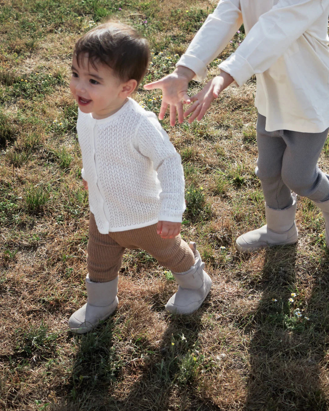Lifestyle fotografija barefoot cizama Siberia Elephant dete hoda po travi