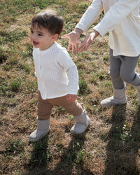 Lifestyle fotografija barefoot cizama Siberia Elephant dete hoda po travi
