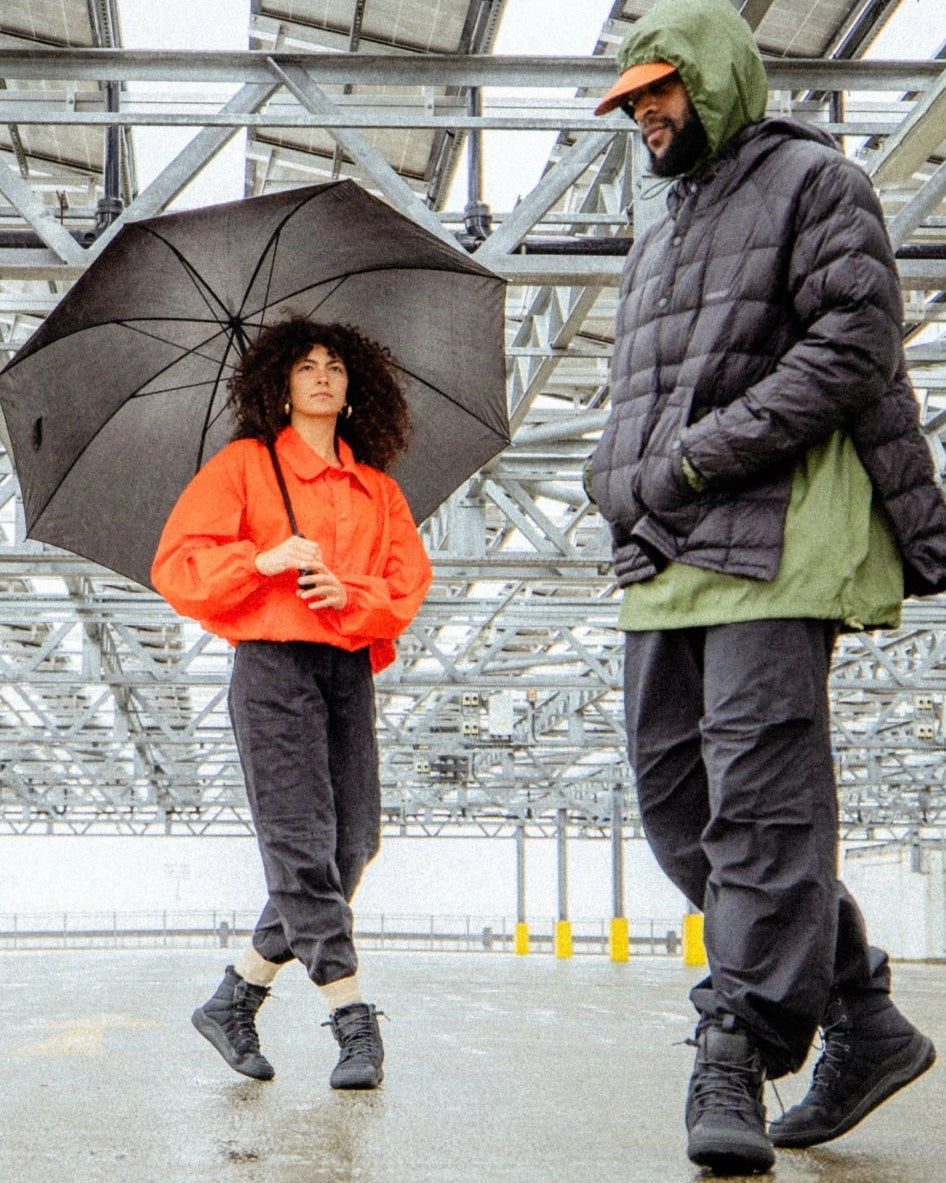 Lifestyle fotografija barefoot cizama Gobi Hiber crne osoba hoda u enterijeru