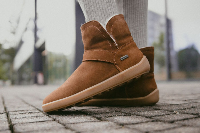 Lifestyle fotografija barefoot cizama Polaris braon osoba stoji