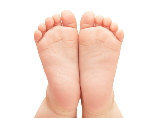 Ravna stopala kod dece: Da li ulošci pomažu ili odmažu? I kako hodanje bosi i barefoot obuća jačaju stopala?