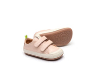 Par barefoot patika Bossy Candy prikaz pod uglom na beloj pozadini