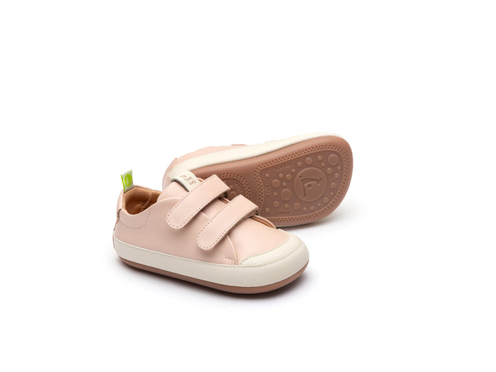 Par barefoot patika Bossy Candy prikaz pod uglom na beloj pozadini