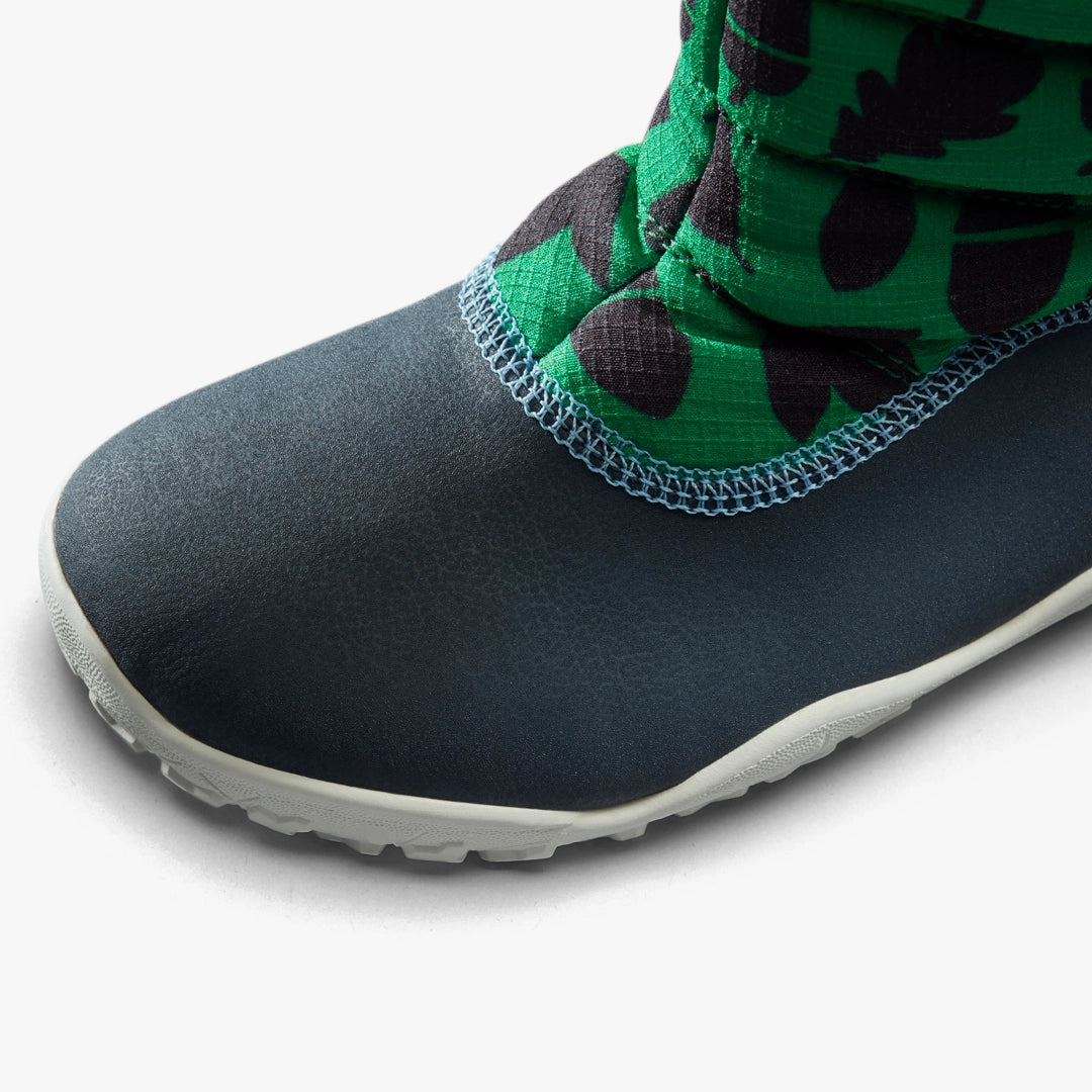 Detalj prednjeg dela barefoot cizama Lumi AT zelene x Muddy Puddles na beloj pozadini