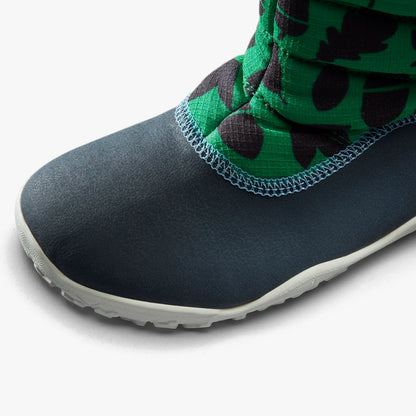 Detalj prednjeg dela barefoot cizama Lumi AT zelene x Muddy Puddles na beloj pozadini