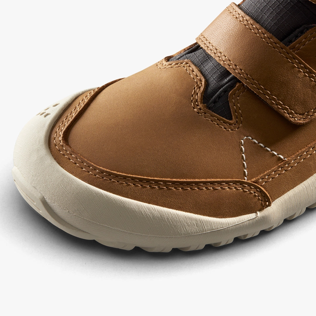 Detalj barefoot cizama Tracker AT fokus na prednji deo i kaiš