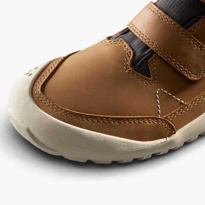 Detalj barefoot cizama Tracker AT fokus na prednji deo i kaiš