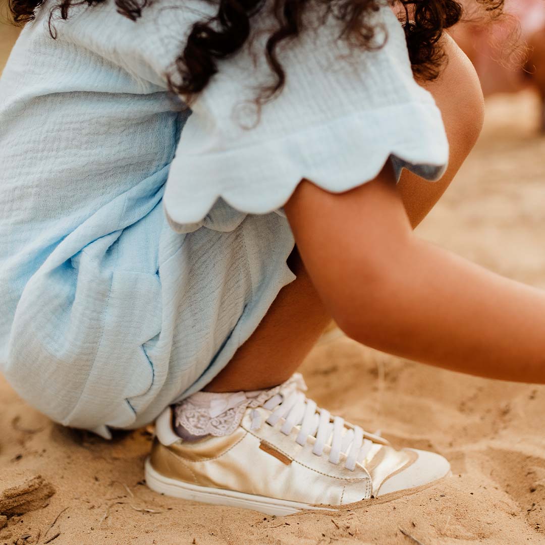 Lifestyle fotografija barefoot patika Volt Champagne dete cuci na pesku