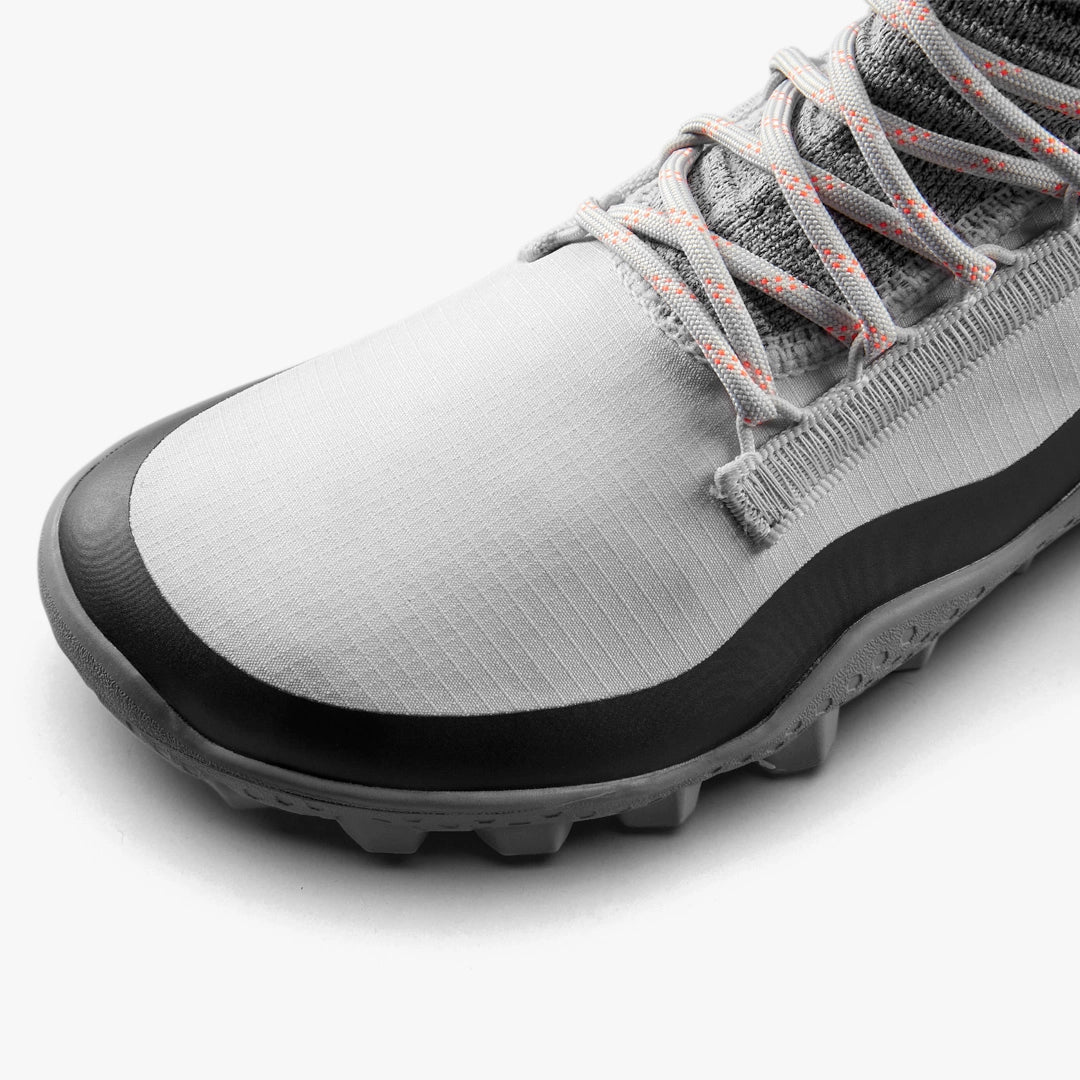 Detalj barefoot cizama Magna Lite WR SG sive fokus na pertle i gornji deo