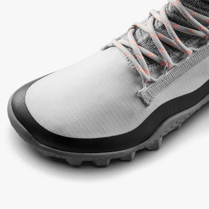 Detalj barefoot cizama Magna Lite WR SG sive fokus na pertle i gornji deo