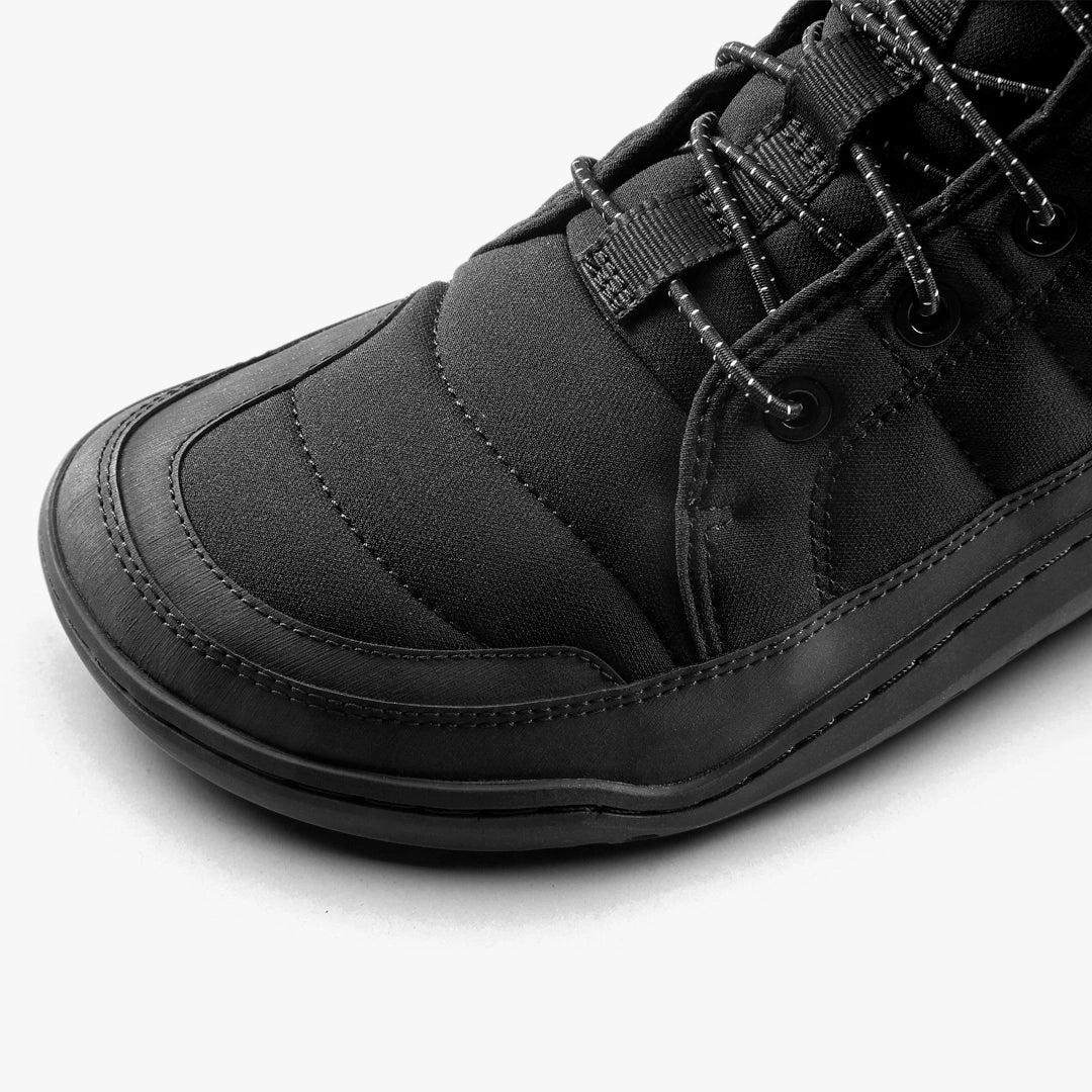 Detalj barefoot cizama Gobi Hiber crne fokus na pertle i gornji deo