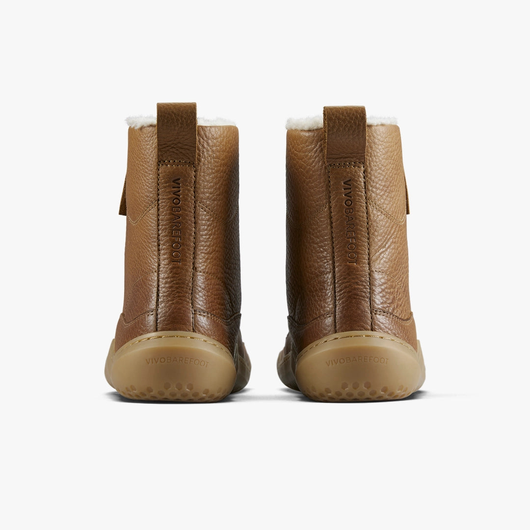 Par barefoot cizama Gobi Boot kozne prikaz od pozadi na beloj pozadini