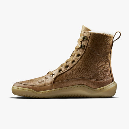 Barefoot cizme Gobi Boot kozne prikaz pod uglom na beloj pozadini