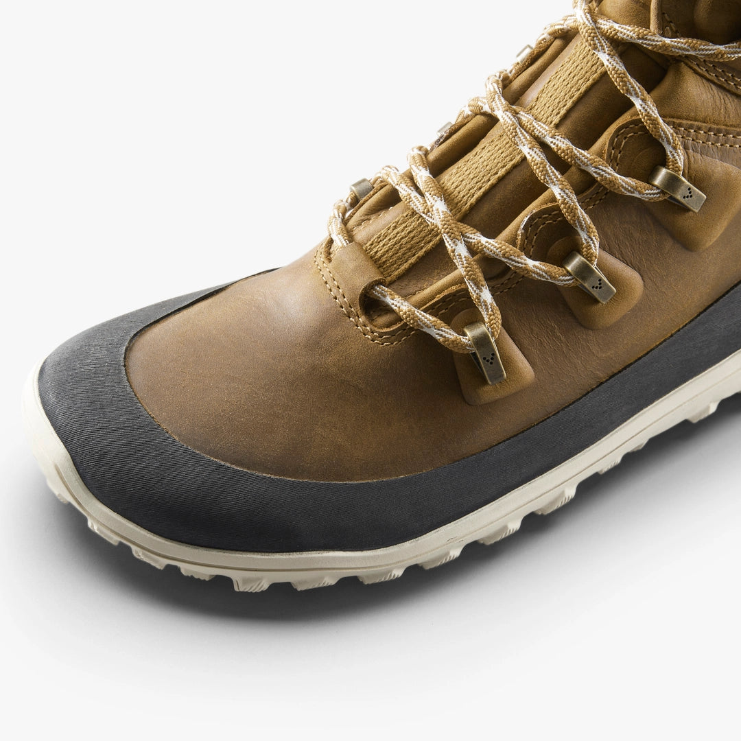 Detalj barefoot cizama Tracker kozne AT braon fokus na pertle i gornji deo