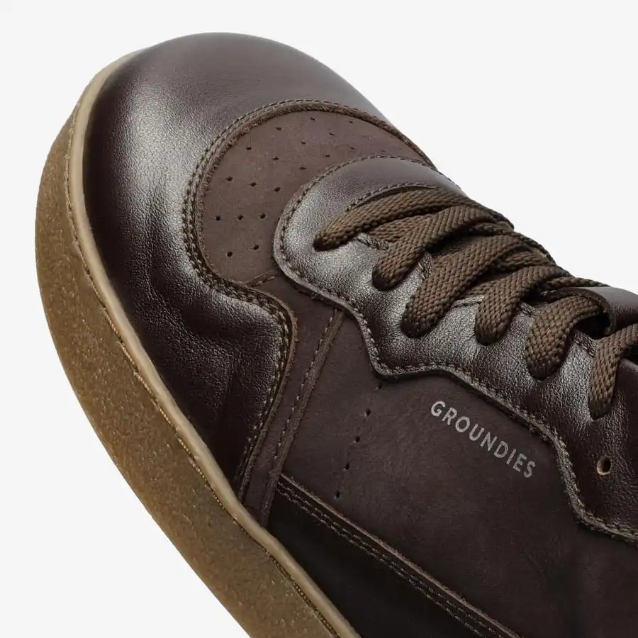 Groundies Nova Special Espresso barefoot patike detalj teksture koze i pertli izbliza