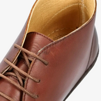 Groundies Milano Braon barefoot cipele detalj pertli i teksture koze izbliza