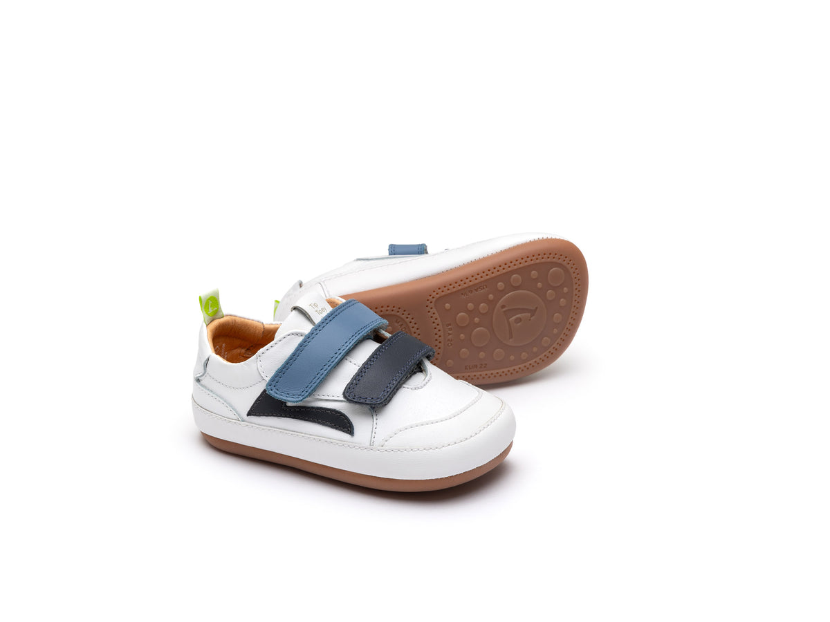 Par barefoot patika Landy Belo Teget prikaz pod uglom na beloj pozadini