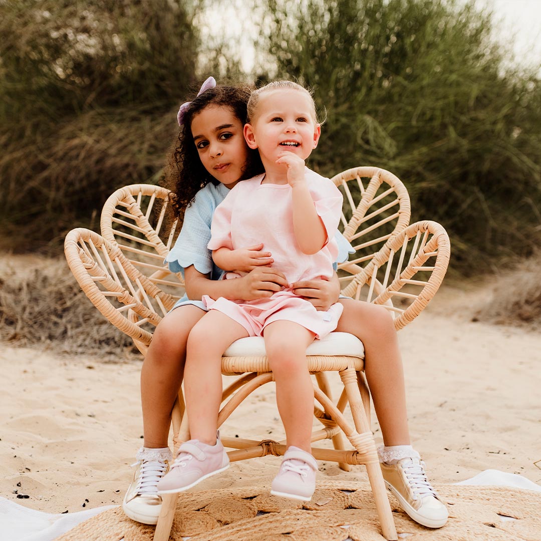 Lifestyle fotografija barefoot patika Volt Champagne dve devojcice sede na stolici na otvorenom