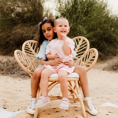 Lifestyle fotografija barefoot patika Volt Champagne dve devojcice sede na stolici na otvorenom