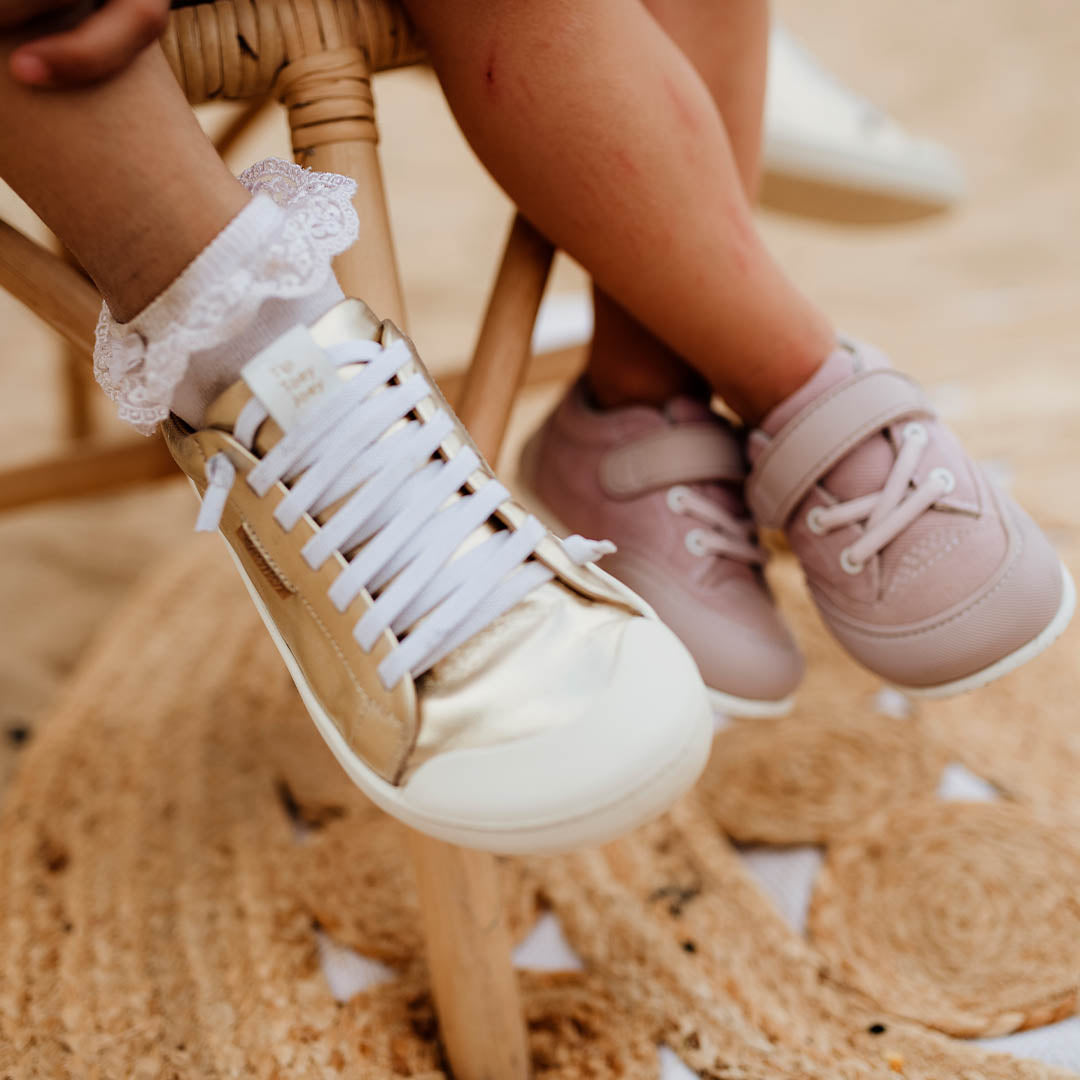 Lifestyle fotografija barefoot patika Volt Champagne na otvorenom