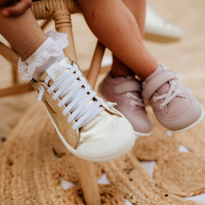 Lifestyle fotografija barefoot patika Volt Champagne na otvorenom