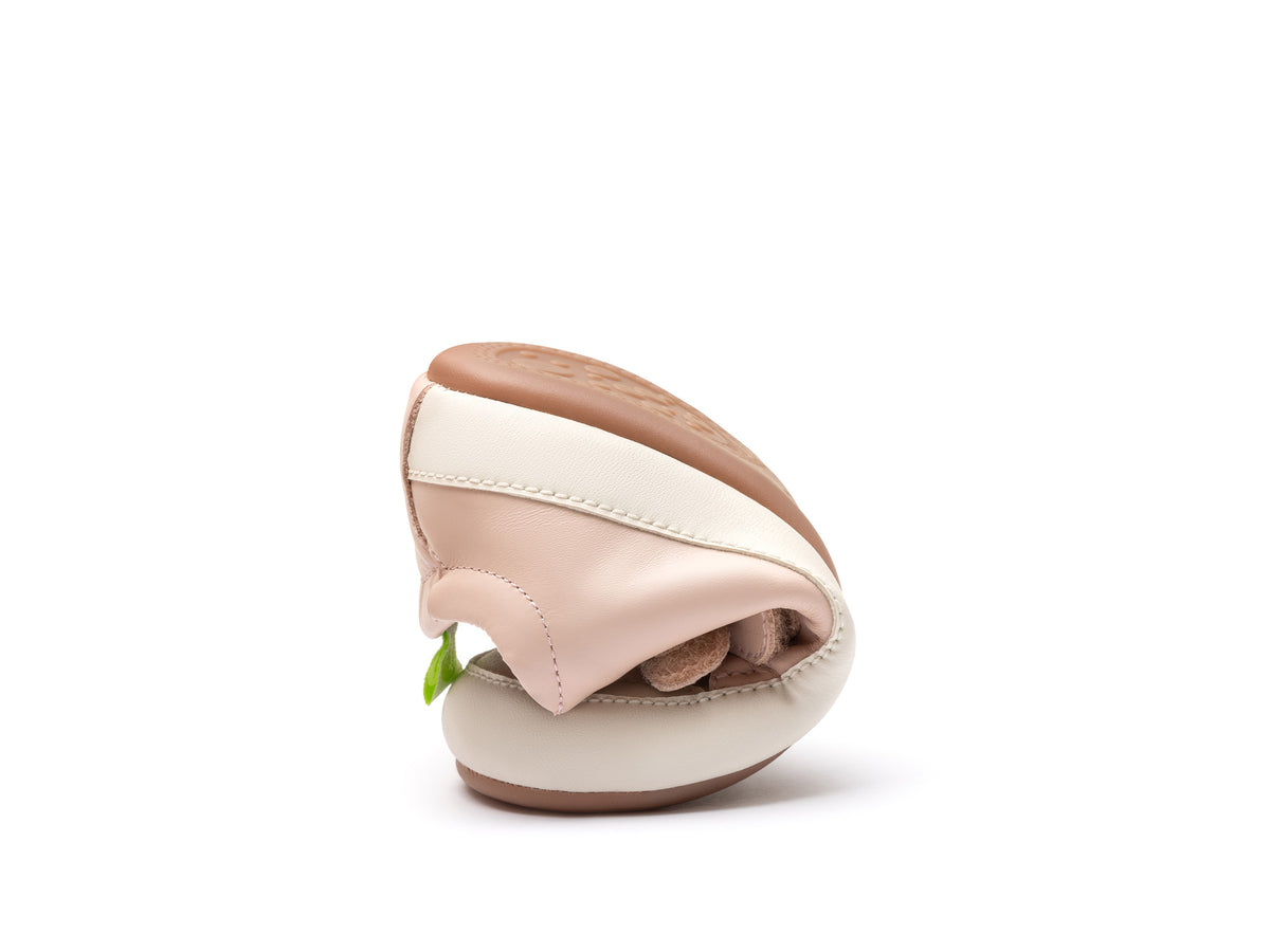 Barefoot patike Bossy Candy savijene prikaz fleksibilnosti
