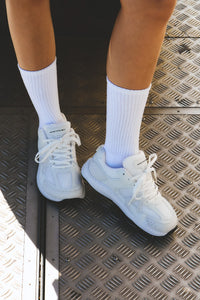 Retro Run Bele lifestyle prikaz sa carapama