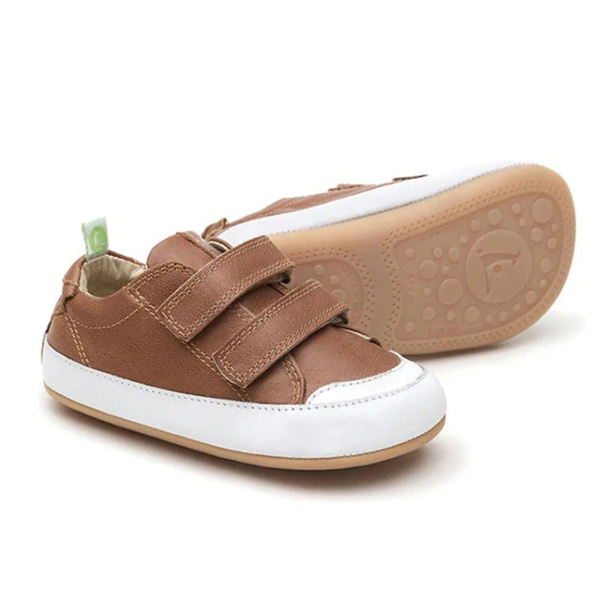 Par barefoot patika Bossy Whisky prikaz pod uglom na beloj pozadini