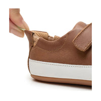 Barefoot patike Bossy Whisky prikaz fleksibilnosti savijena patika u ruci