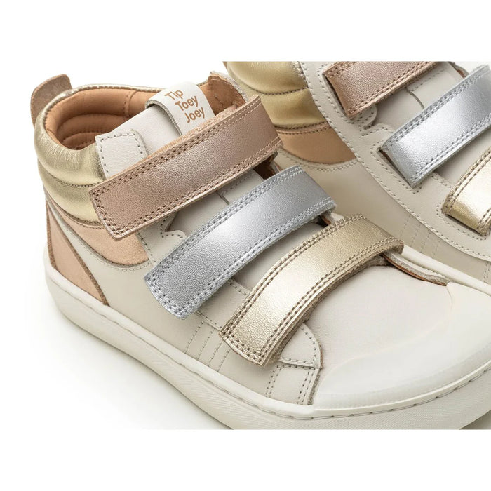Detalj barefoot patika Leap Metalic fokus na cicak trake i gornji deo